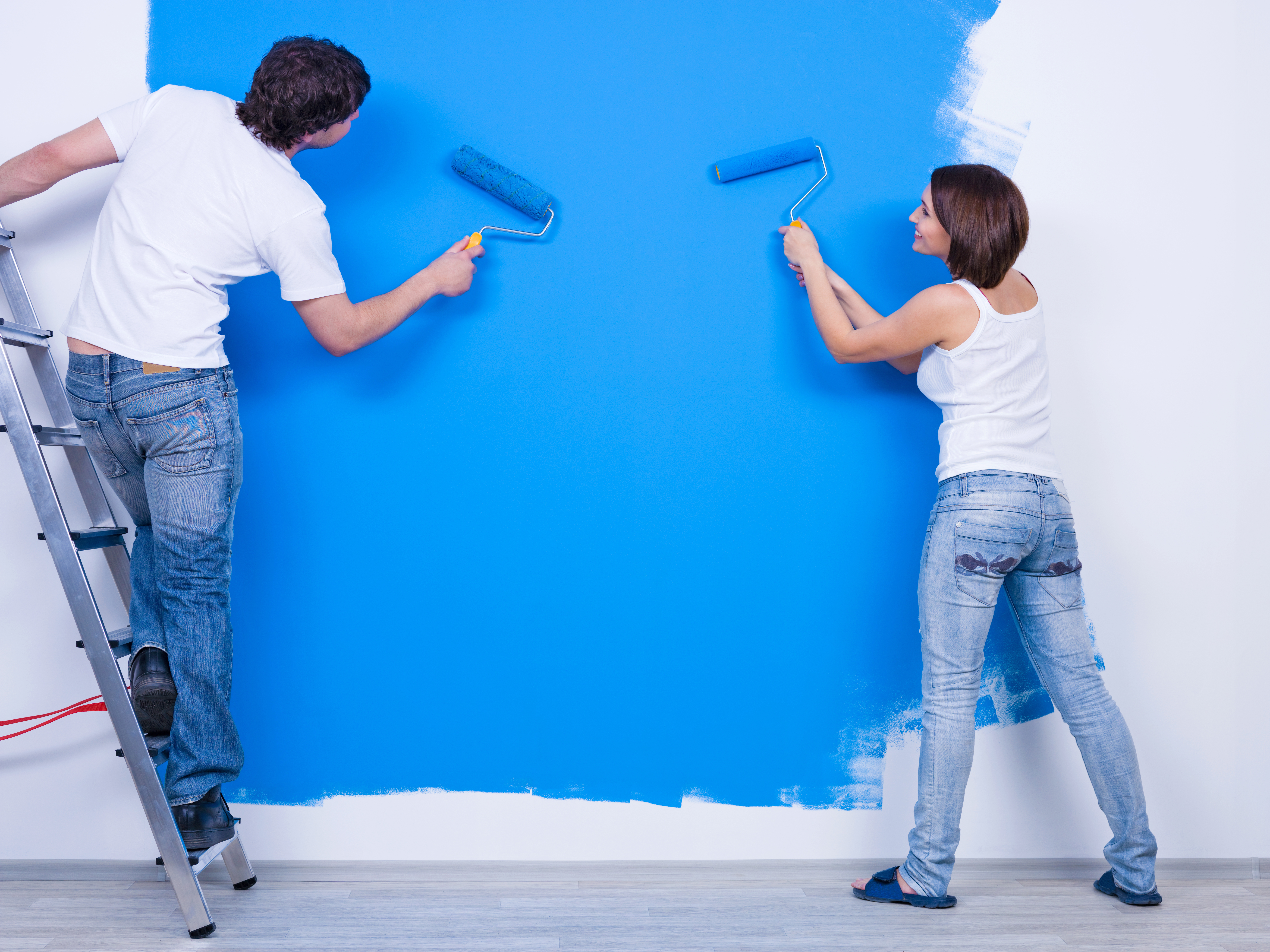 Coloring the wall in blue by young couple in casuals - horizontal
Imagen de valuavitaly en Freepik